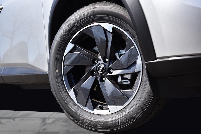 Nissan Rogue Vehicle Image 03