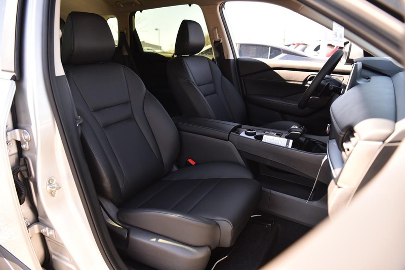 Nissan Rogue Vehicle Image 19