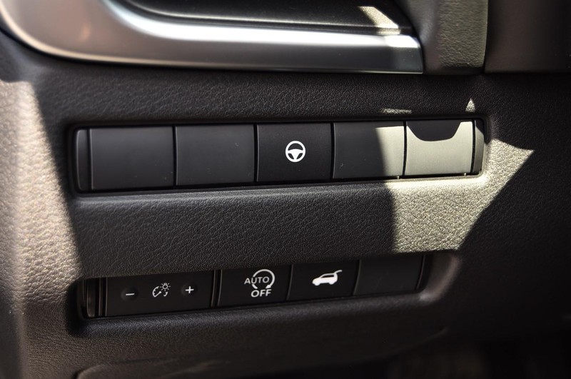 Nissan Rogue Vehicle Image 11