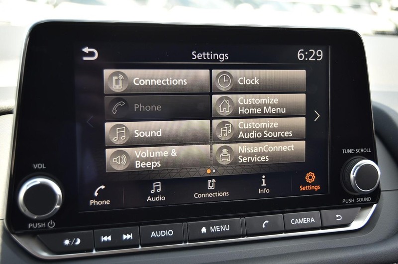 Nissan Rogue Vehicle Image 14