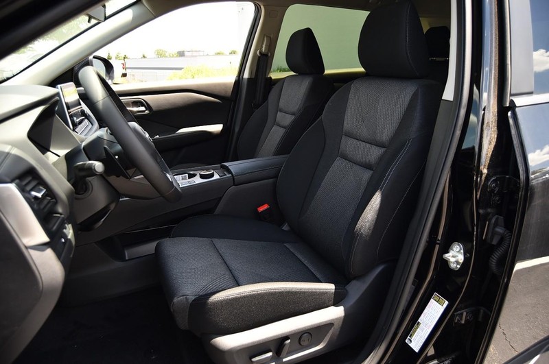Nissan Rogue Vehicle Image 18