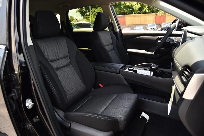 Nissan Rogue Vehicle Image 19