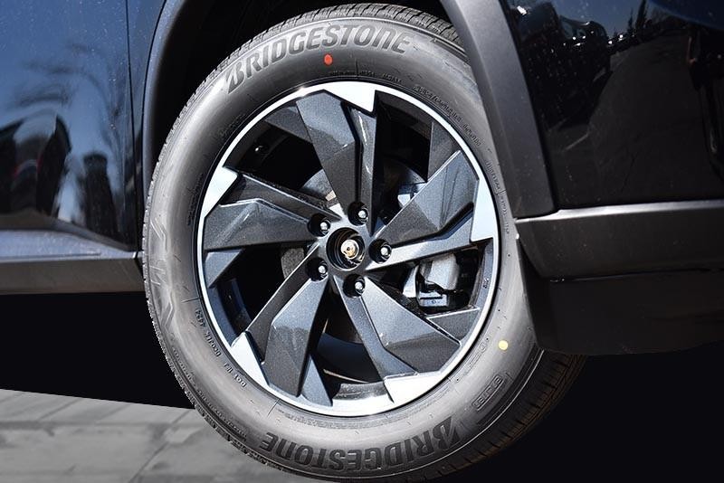 Nissan Rogue Vehicle Image 03
