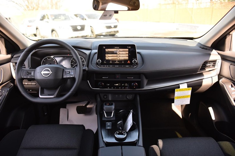 Nissan Rogue Vehicle Image 07