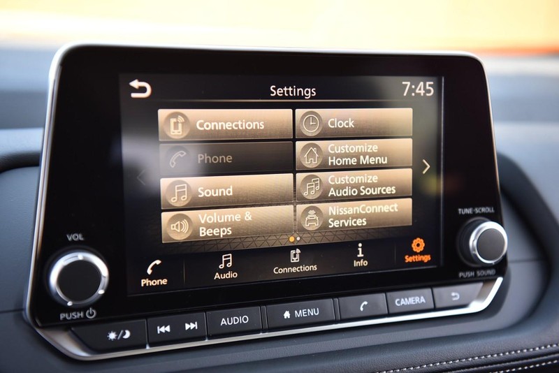 Nissan Rogue Vehicle Image 16
