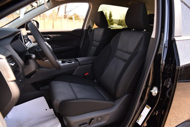Nissan Rogue Vehicle Image 18