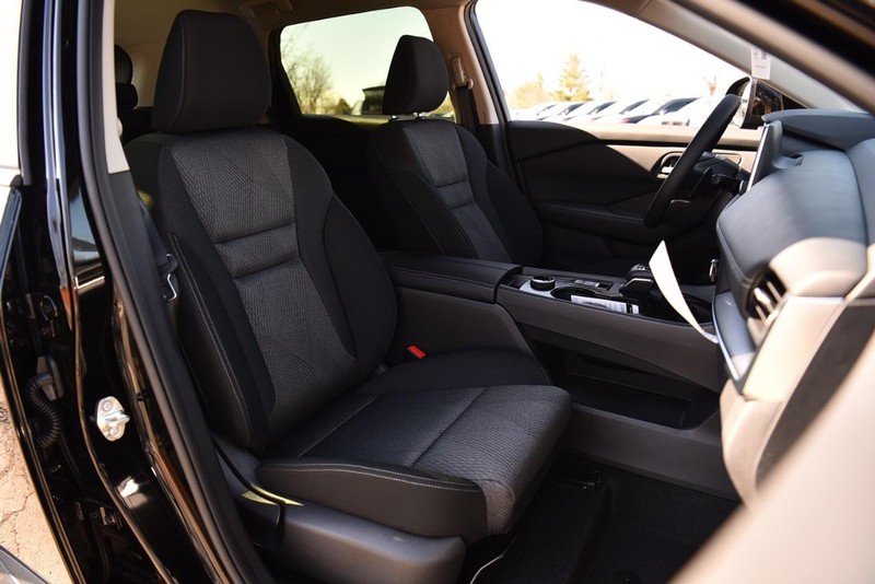 Nissan Rogue Vehicle Image 19
