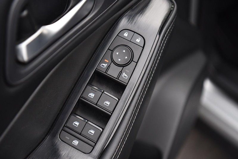 Nissan Rogue Vehicle Image 08