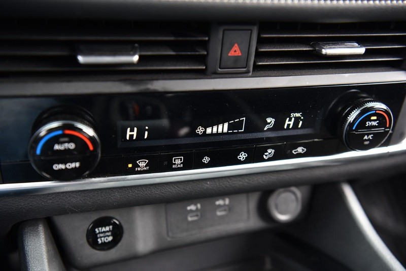 Nissan Rogue Vehicle Image 13