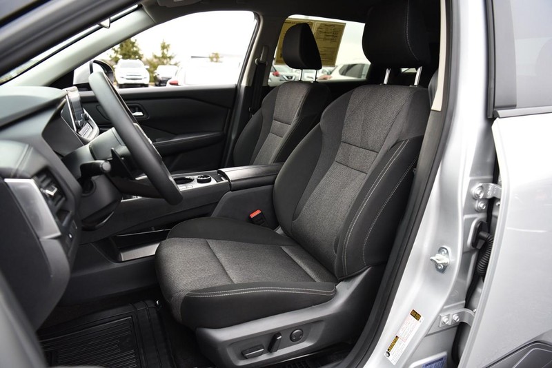 Nissan Rogue Vehicle Image 18