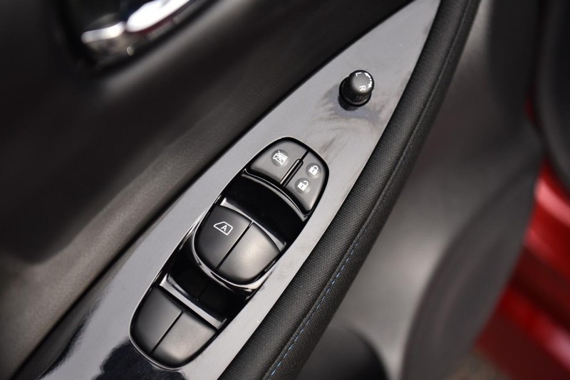 Nissan LEAF Vehicle Image 08
