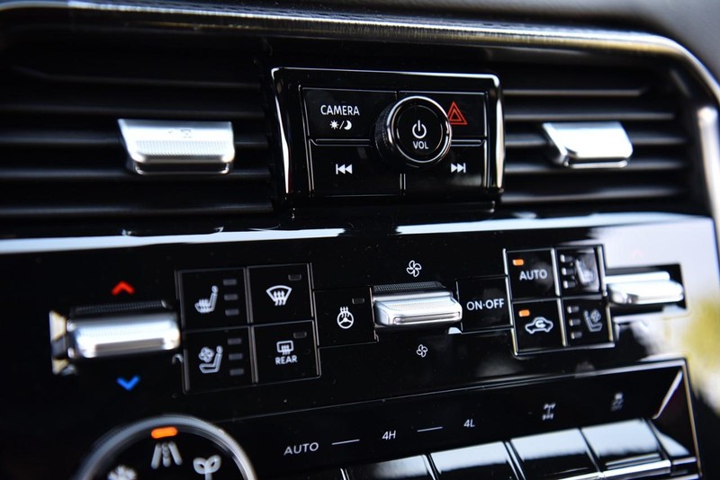 Nissan Armada Vehicle Image 16