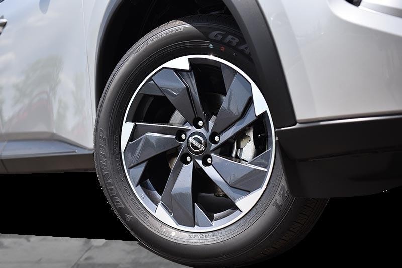 Nissan Rogue Vehicle Image 03