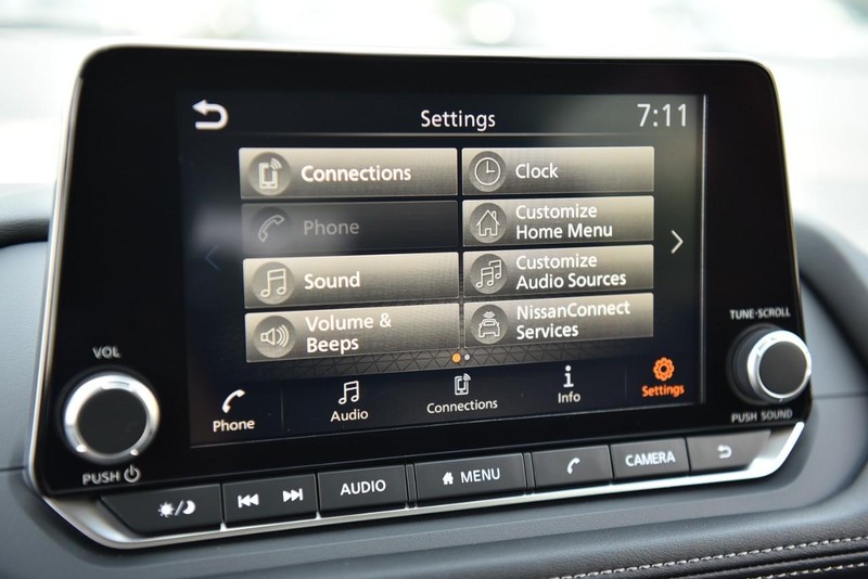 Nissan Rogue Vehicle Image 14