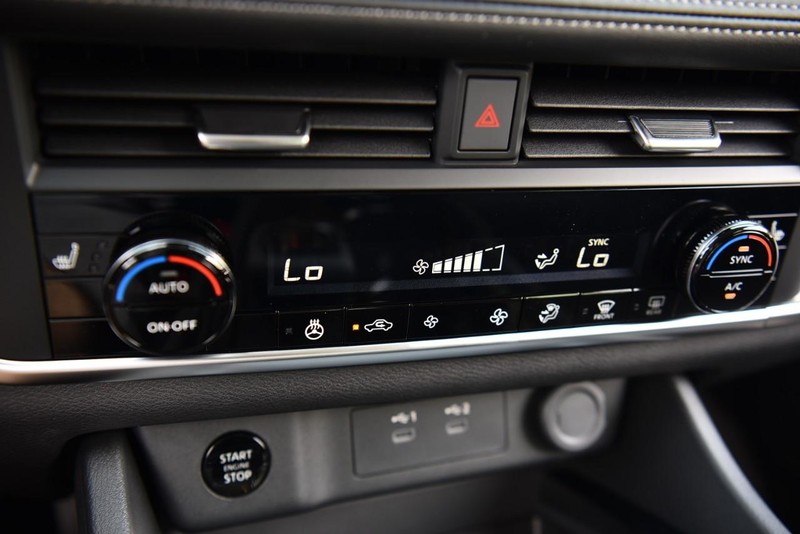 Nissan Rogue Vehicle Image 15