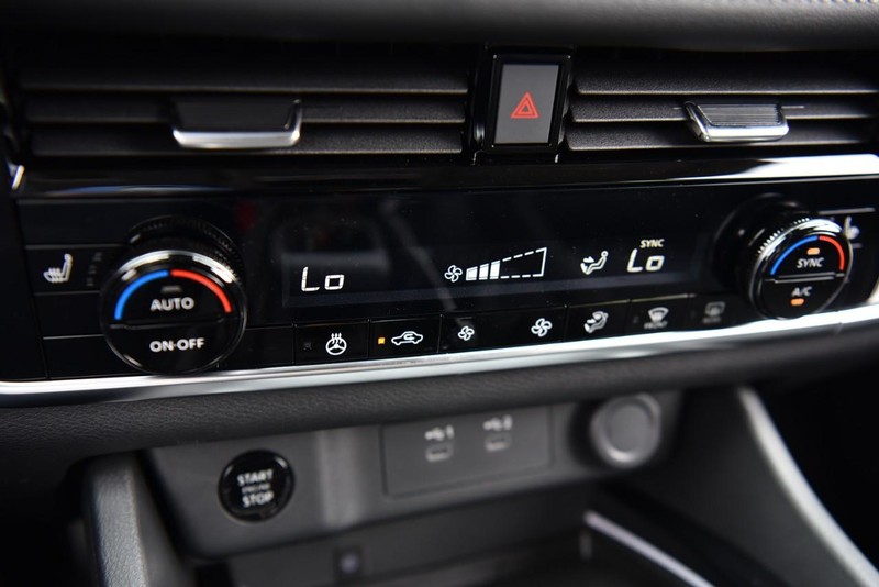 Nissan Rogue Vehicle Image 15
