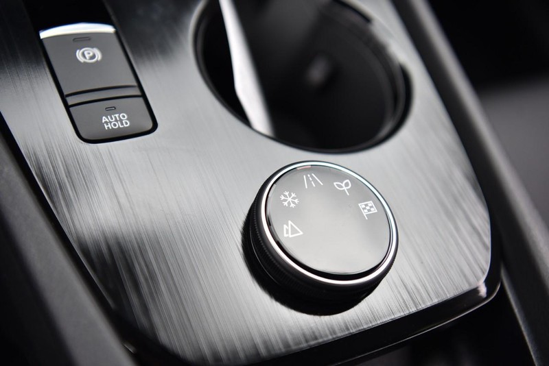 Nissan Rogue Vehicle Image 17