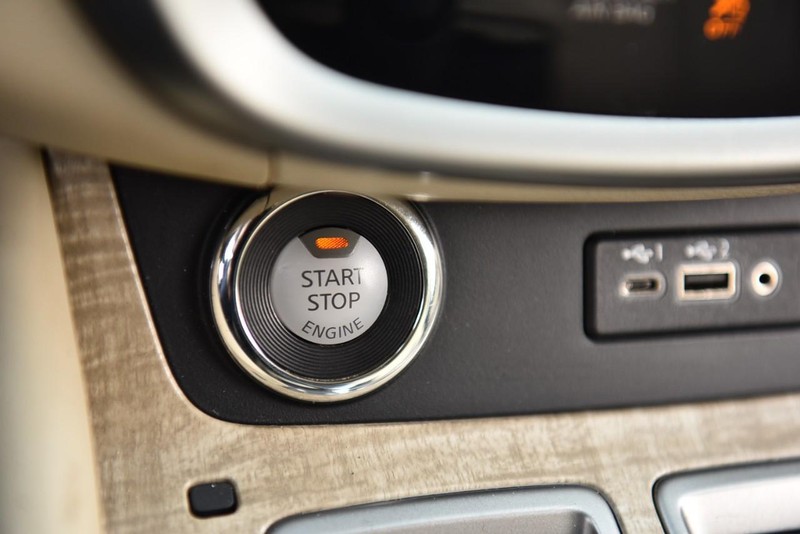 Nissan Murano Vehicle Image 16