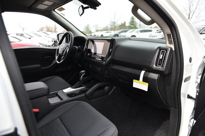 Nissan Frontier Vehicle Image 09