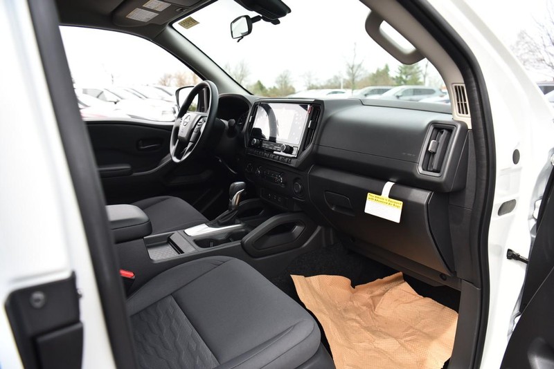 Nissan Frontier Vehicle Image 09