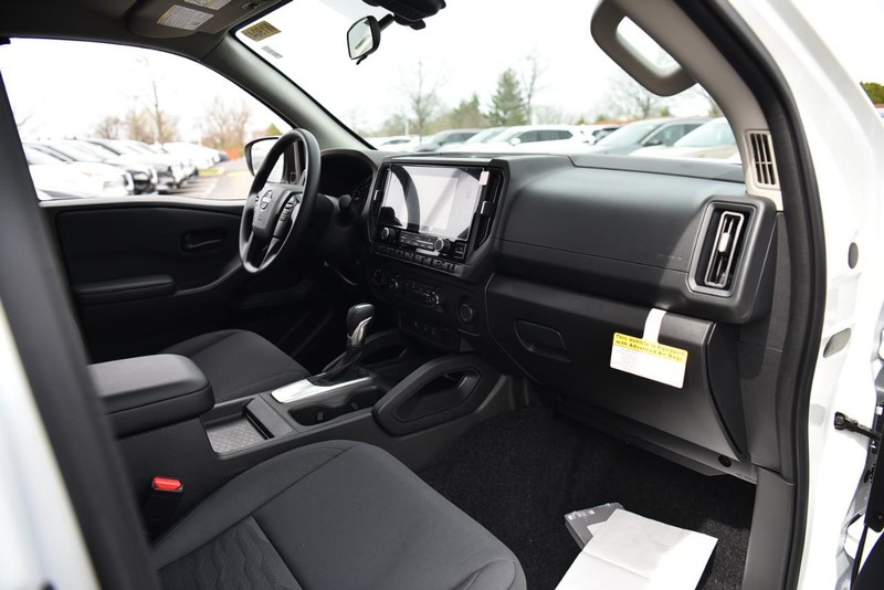 Nissan Frontier Vehicle Image 09