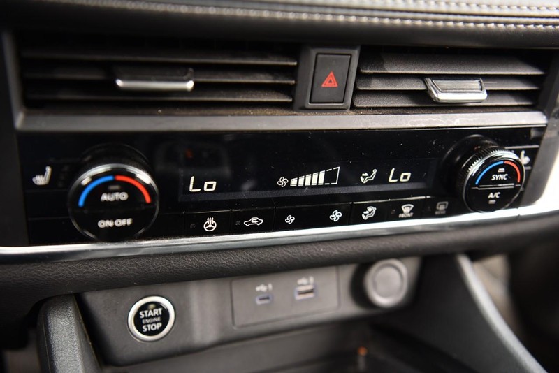 Nissan Rogue Vehicle Image 13