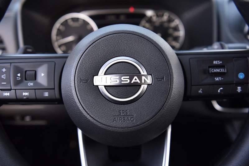 Nissan Rogue Vehicle Image 17