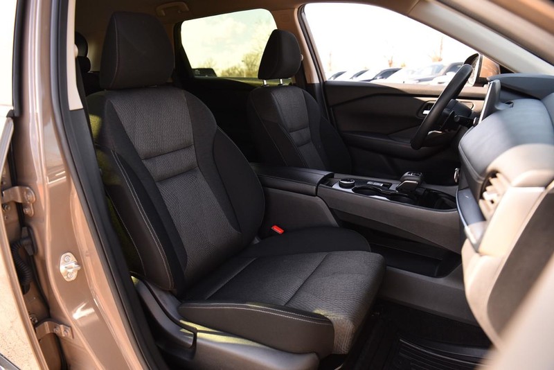 Nissan Rogue Vehicle Image 19