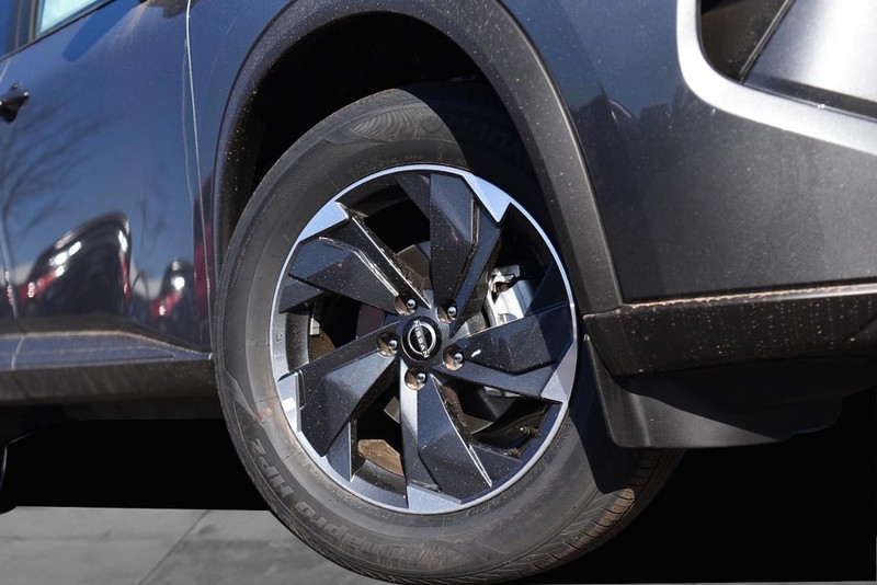 Nissan Rogue Vehicle Image 03