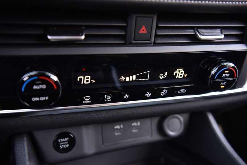 Nissan Rogue Vehicle Image 13