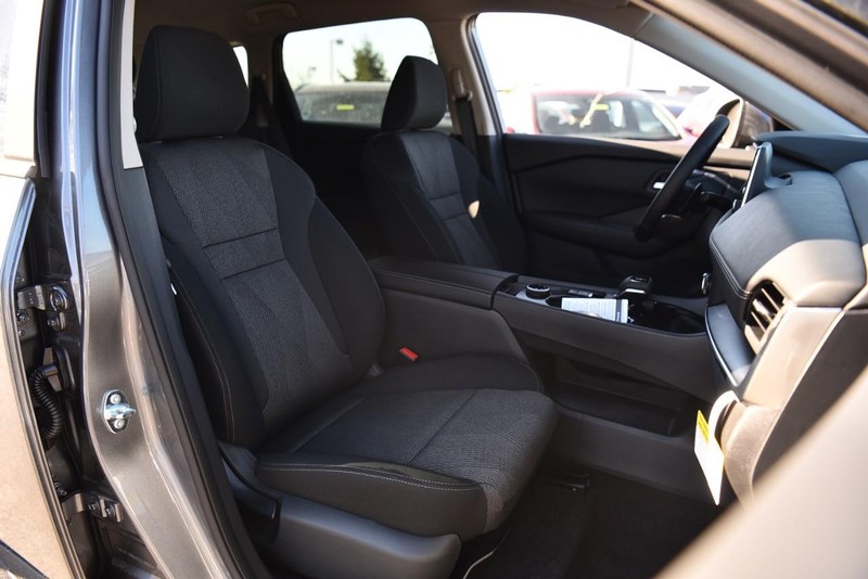 Nissan Rogue Vehicle Image 19