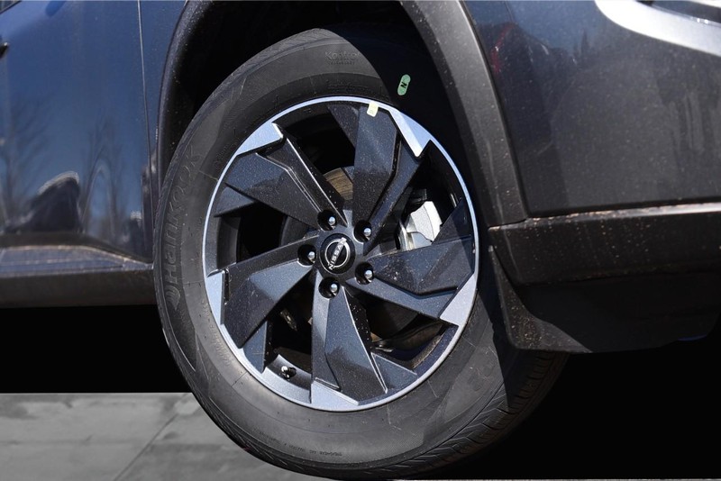 Nissan Rogue Vehicle Image 03