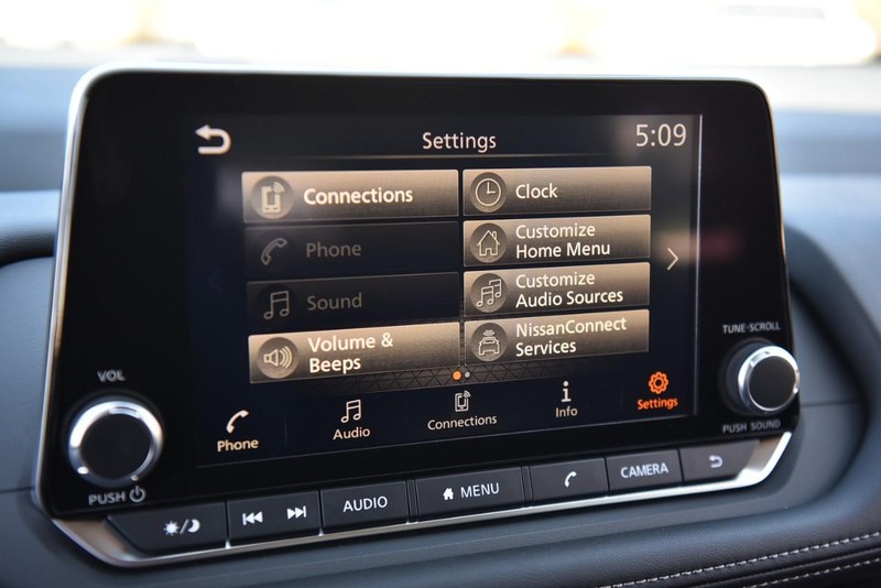 Nissan Rogue Vehicle Image 16