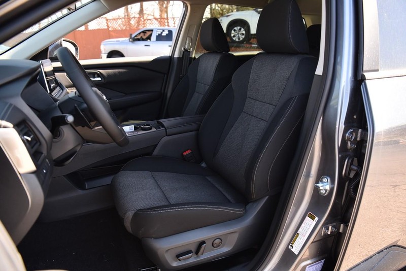 Nissan Rogue Vehicle Image 18