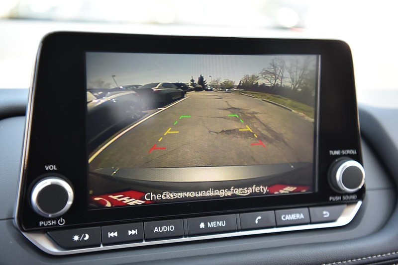 Nissan Rogue Vehicle Image 13