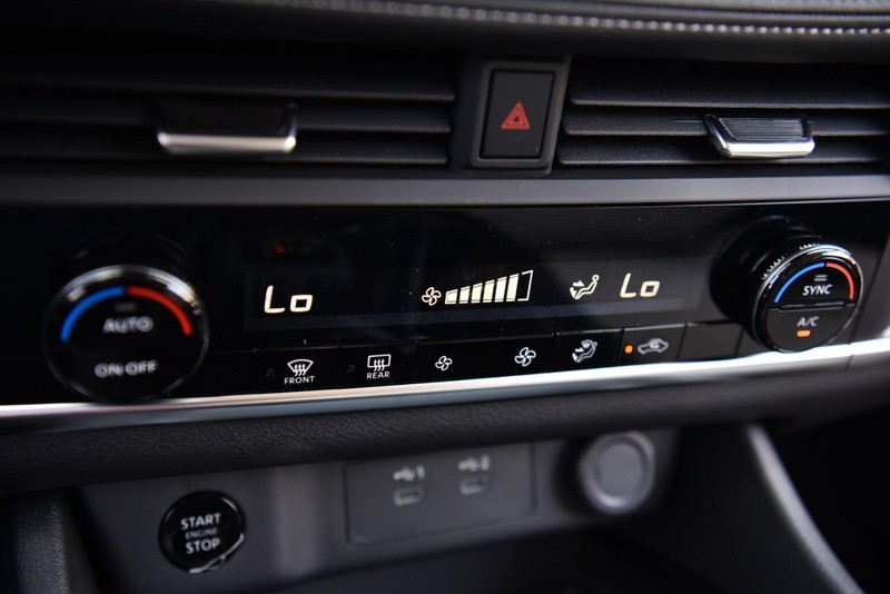 Nissan Rogue Vehicle Image 15