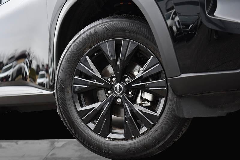 Nissan Rogue Vehicle Image 03