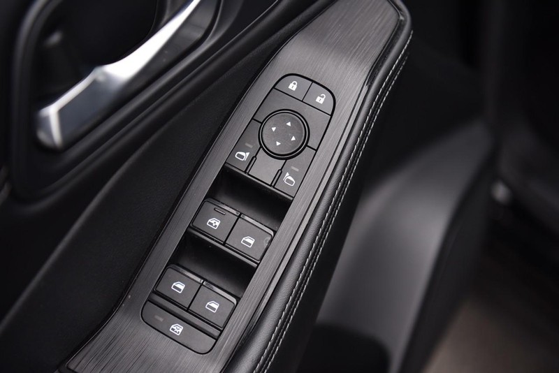 Nissan Rogue Vehicle Image 08