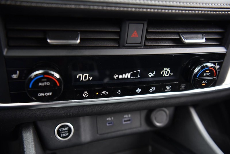 Nissan Rogue Vehicle Image 13