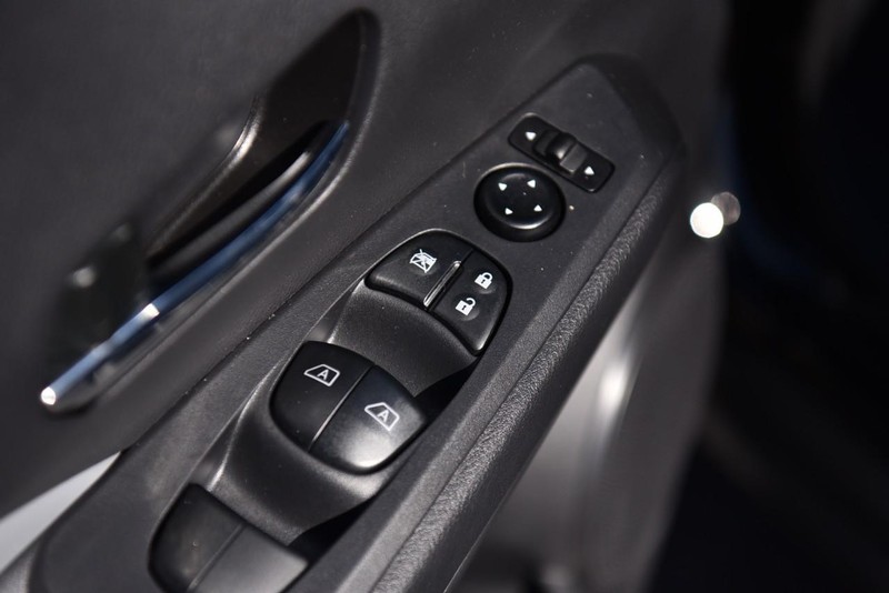 Nissan Kicks Vehicle Image 08