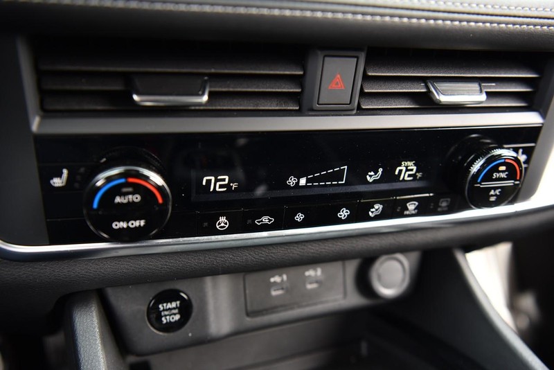 Nissan Rogue Vehicle Image 13