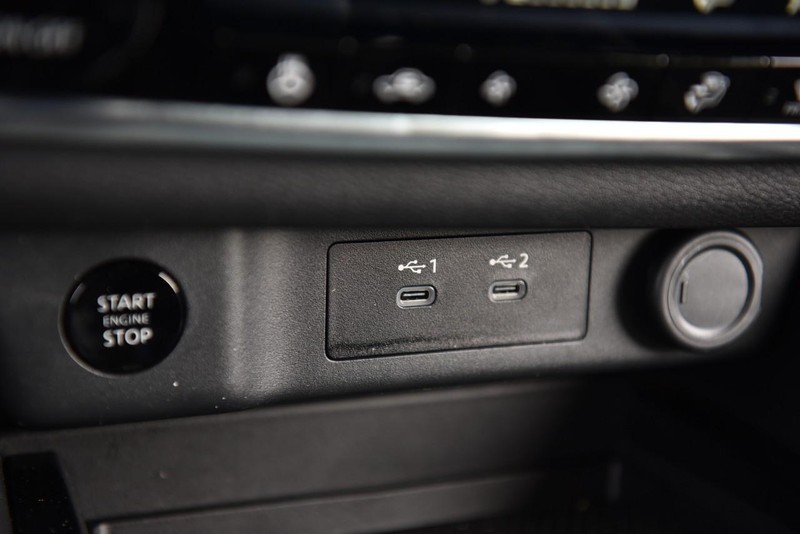 Nissan Rogue Vehicle Image 14