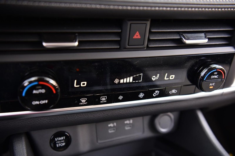 Nissan Rogue Vehicle Image 14
