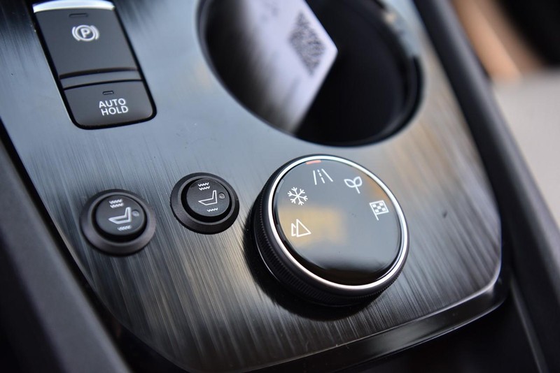 Nissan Rogue Vehicle Image 16