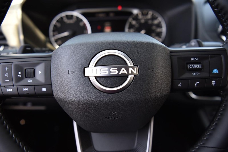 Nissan Rogue Vehicle Image 18