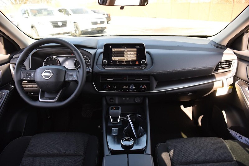 Nissan Rogue Vehicle Image 07