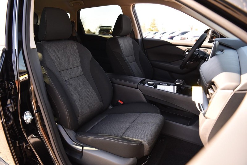 Nissan Rogue Vehicle Image 19