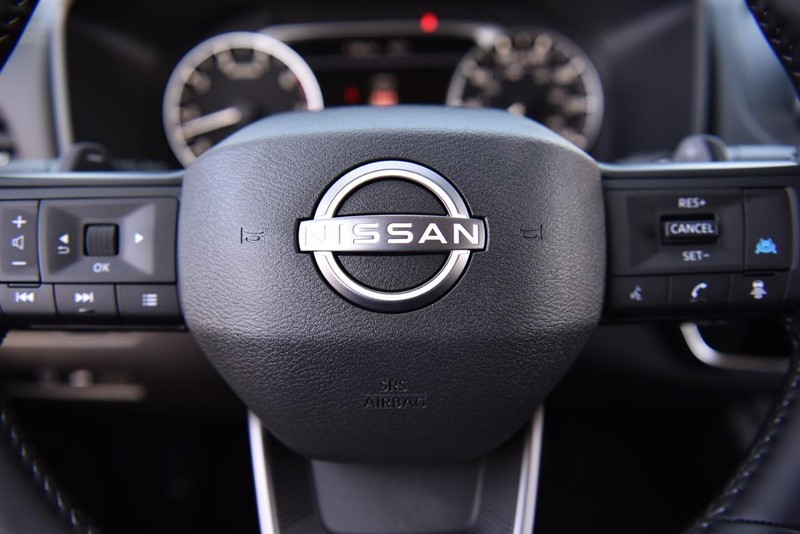 Nissan Rogue Vehicle Image 17