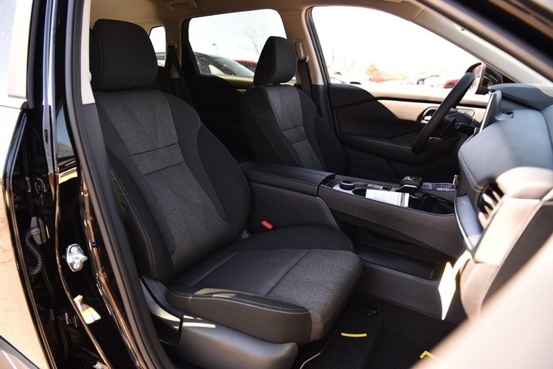 Nissan Rogue Vehicle Image 19