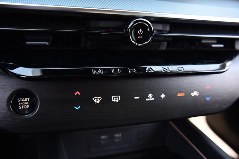 Nissan Murano Vehicle Image 14